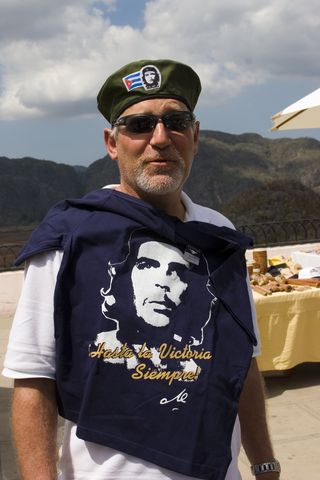 Cuba-hardy-with-che-t-shirt