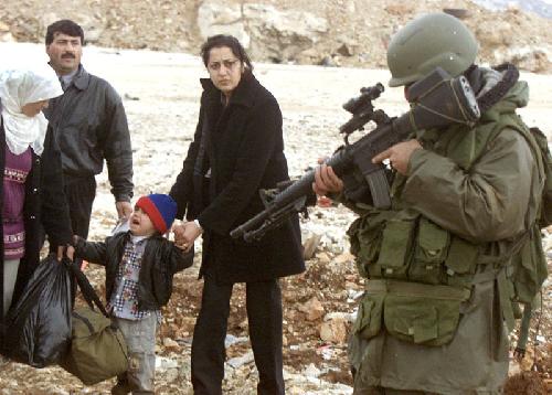 Israeli_soldier_pointing_gun_straight_at_child_thumb